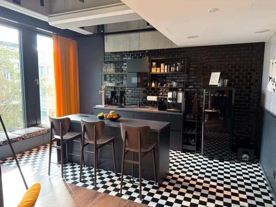 Küche mit Bartheke, Kaffeevollautomat und frischem Obst im Boardinghouse Heins ruht im H1 Bielefeld