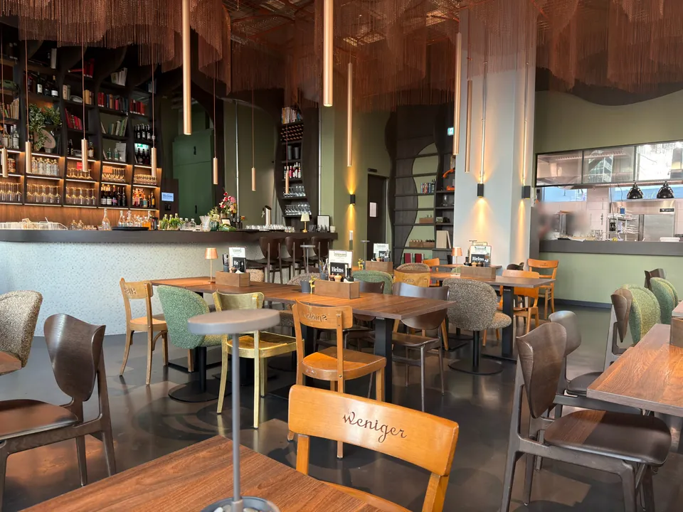 Restaurant Heins speist im Erdgeschoss des H1 Bielefeld mit Bar und offener Küche